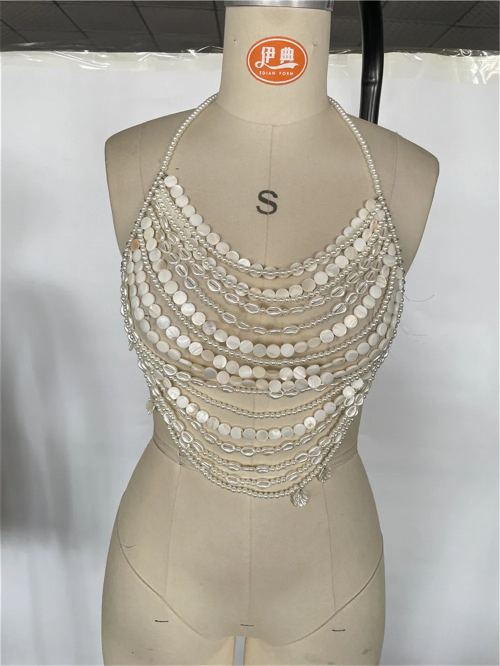 Top blanco con cuentas
