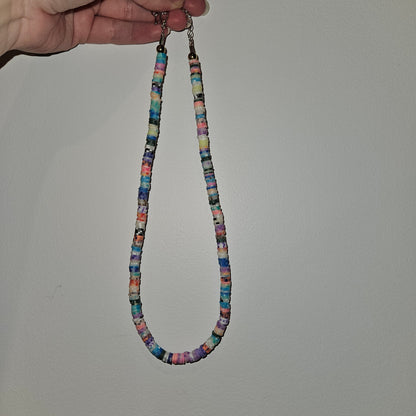 Collier de perles plates en argile