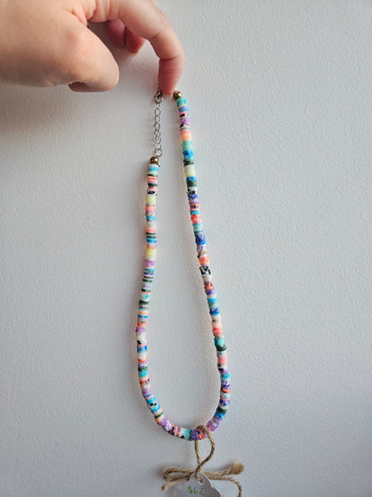 Collier de perles plates en argile
