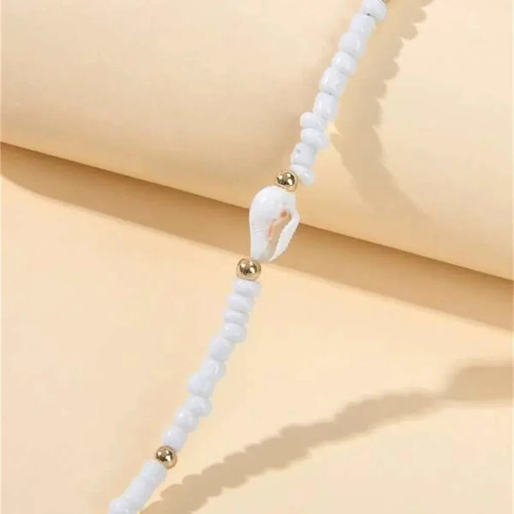 Collier de coquillages blancs