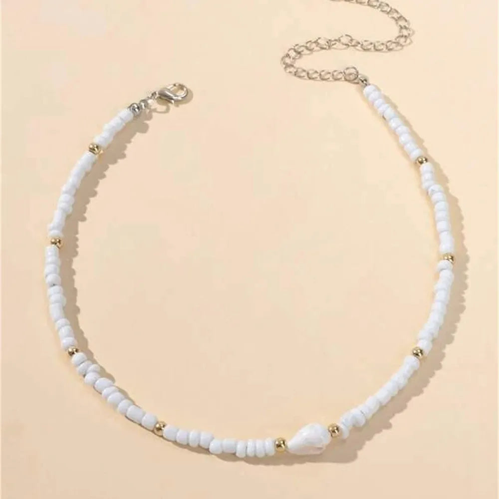 Collier de coquillages blancs