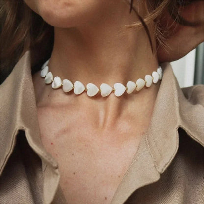 Collier de coquillages blancs