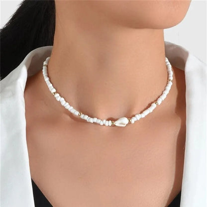 Collier de coquillages blancs
