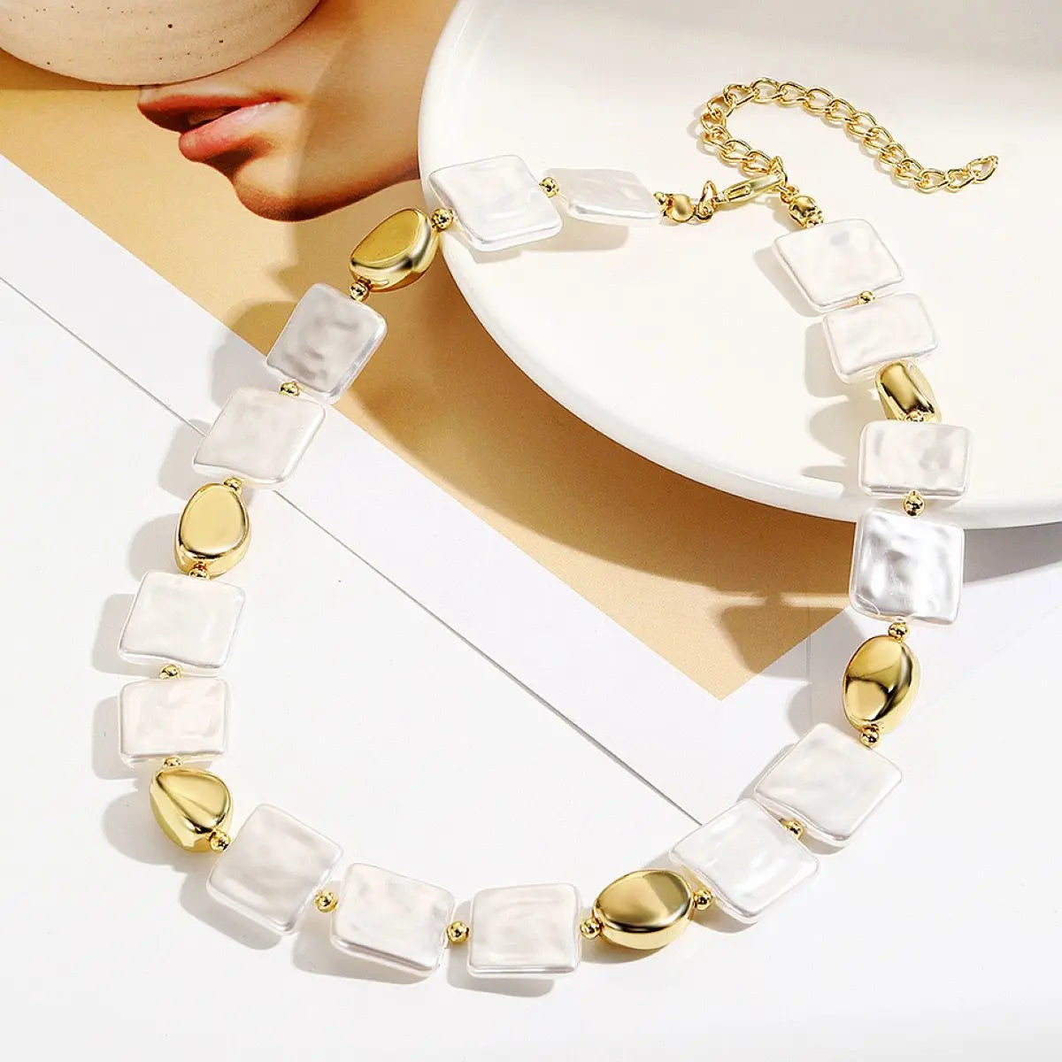 Collier de coquillages blancs