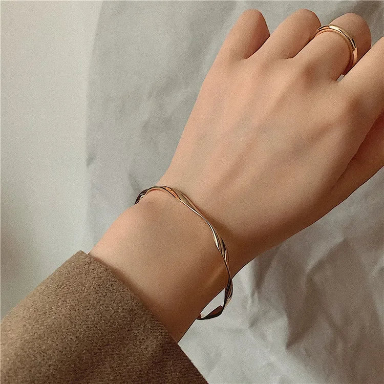 Elegant Twist Bracelet