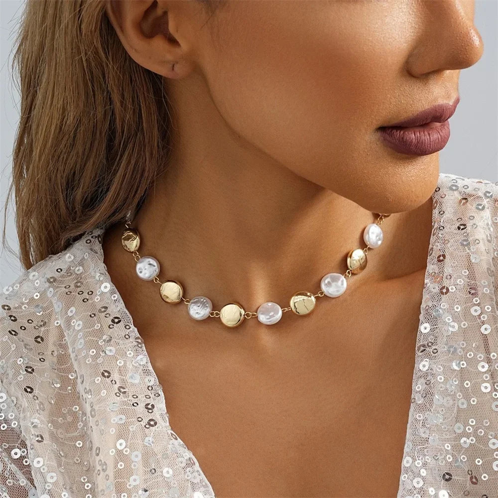 Collier de coquillages blancs