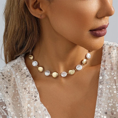 Collier de coquillages blancs