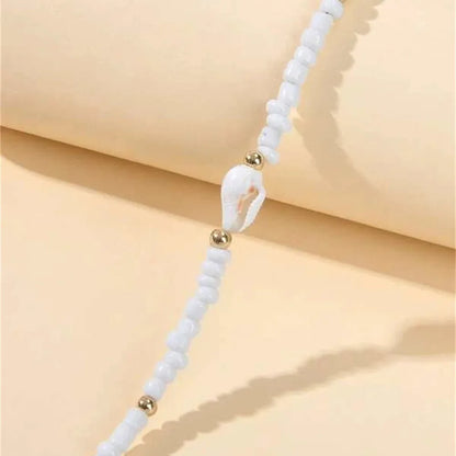 Collier de coquillages blancs