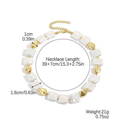 Collier de coquillages blancs