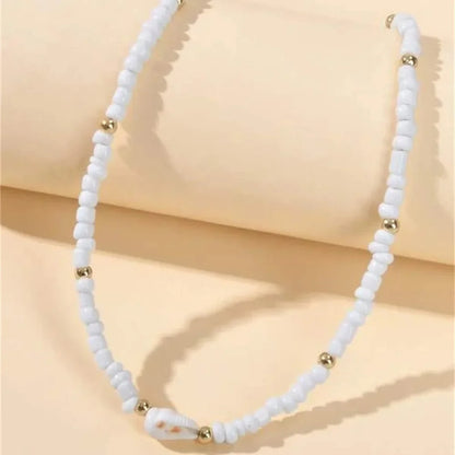 Collier de coquillages blancs
