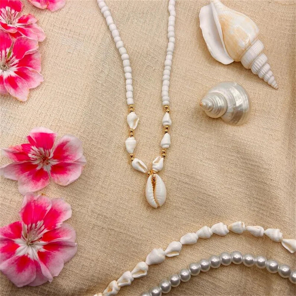 Collier de coquillages blancs