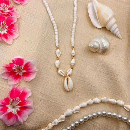 Collier de coquillages blancs